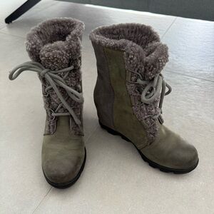 Sorel Joan of Arctic Wedge II Shearling Boots Women’s 8 Quarry/Carriere Grey